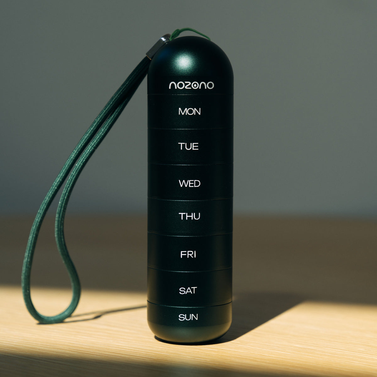 NOZONO Pillbox – kompaktní věž ze 7 pater s gravírovanými dny a poutkem