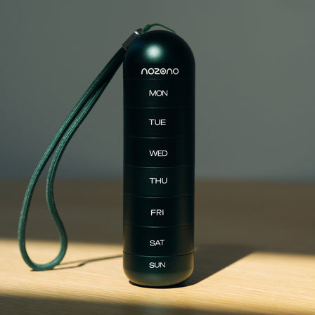 NOZONO Pillbox – kompaktní věž ze 7 pater s gravírovanými dny a poutkem